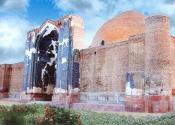 نمای بیرونی مسجد کبود تبریز با گل کاری های محوطه ورودی مسجد