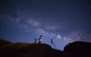 رصد ستارگان در شب کویر. عکس از  Roger Craig Smith
