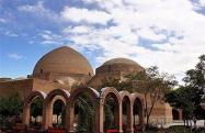 نمای دو گنبد مسجد کبود تبریز زیر آسمان آبی