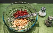 اضافه کردن گردو و زرشک به کوکو سبزی