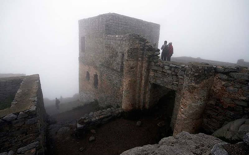 قلعه ای که در مه فرو رفته