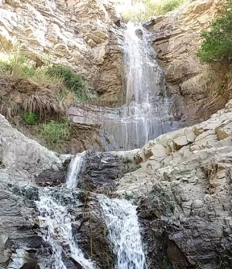 آبشار لت مال در میان صخره ها در نزدیکی روستای واریش