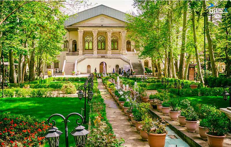 نمای ورودی باغ فردوس تهران با گلدان های زیبا