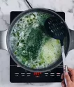 ریختن سبزی در آب