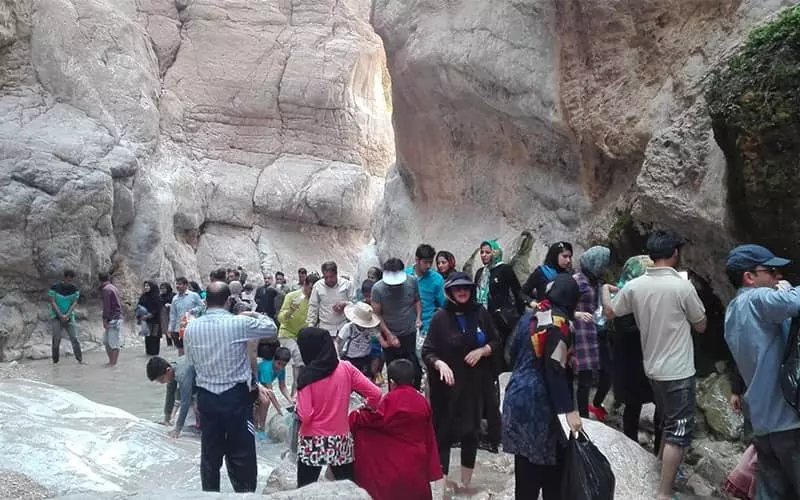 جمعیت زیادی از گردشگران در چشمه مرتضی علی