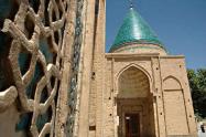 گنبد مخروطی غازان خان در جوار آرامگاه بایزید بسطامی از زاویه ورودی مسجد بایزید