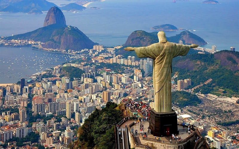 تندیس مسیح در ارتفاعات شهر ریو در برزیل