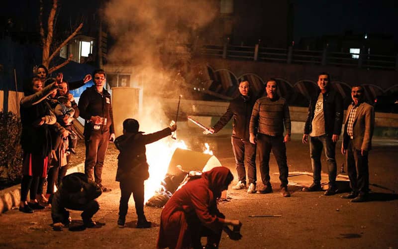 جمع شدن مردم به دور آتش در چهارشنبه سوری