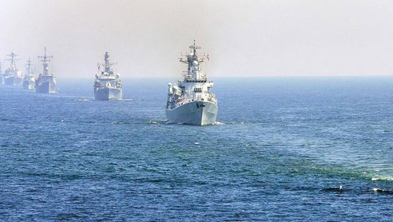 مانور نظامی کشتی های ایرانی در تنگه هرمز
