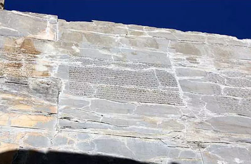 کتیبه دیوار جنوبی کاخ آپادانا در محوطه تخت جمشید