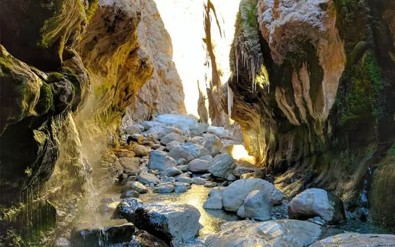 چشمه ای کم آب در میان صخره های بزرگ