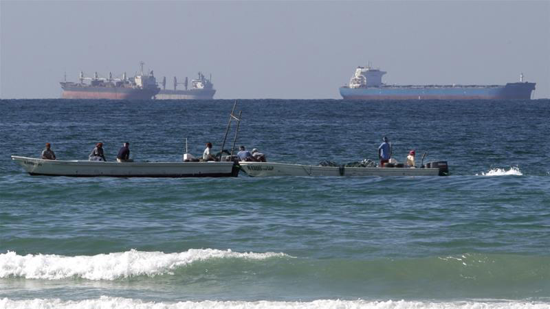 عبور نفتکش های عظیم تجاری از کنار قایق های محلی در تنگه هرمز