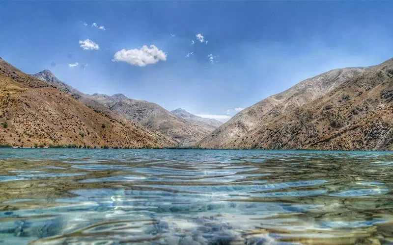 دریاچه گهر با آبی شفاف در دل کوه ها