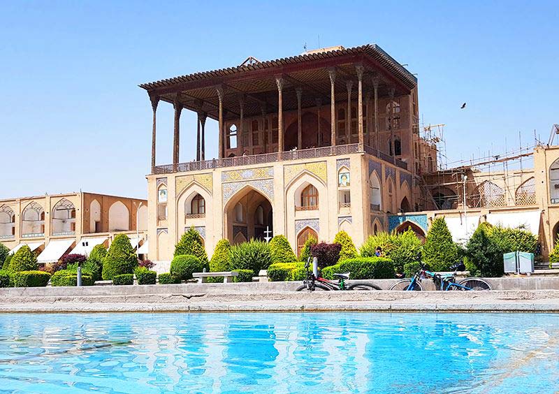 عمارت عالی قاپو روبه روی استخر میان میدان نقش جهان اصفهان