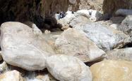 تعداد زیادی سنگ بزرگ در مسیر چشمه مرتضی علی