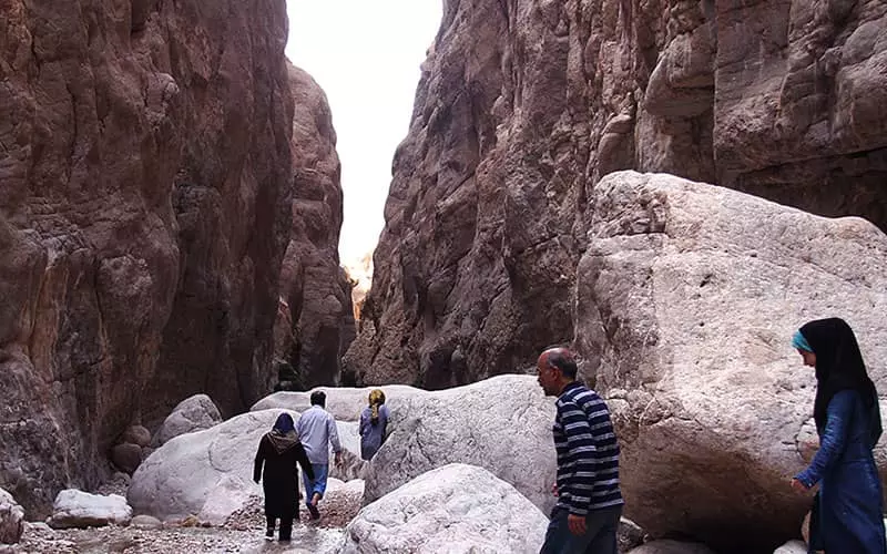 چشمه مرتضی علی در وسط صخره ها