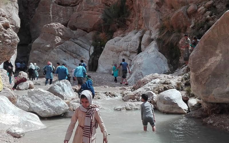 گردشگران در حال عبور از چشمه مرتضی علی