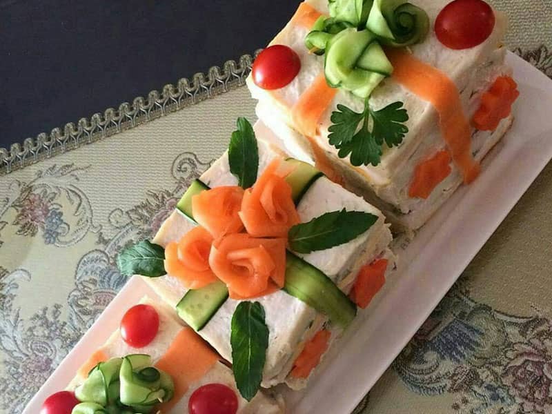 کیک مرغ با تزیین خیار و هویج و گوجه