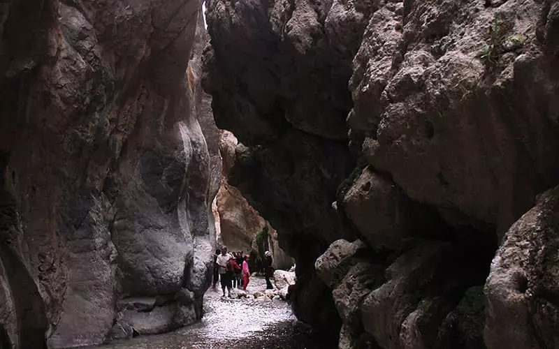 تردد گردشگران در رودخانه ای که از دل صخره های می گذرد
