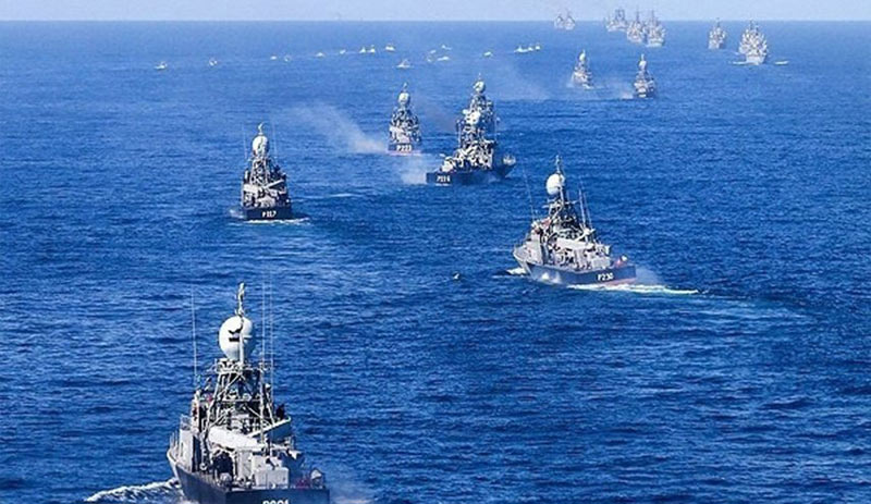 تردد کشتی های نظامی و تجاری از عرض تنگه هرمز از نمای بالا