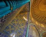 کاشی های مارپیچ فیروزه ای در مسجد شیخ لطف الله