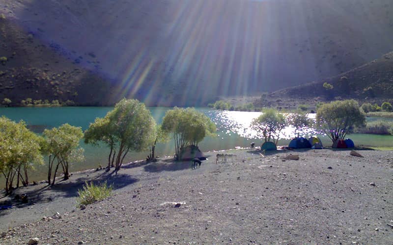 تابش نور خورشید به دریاچه گهر