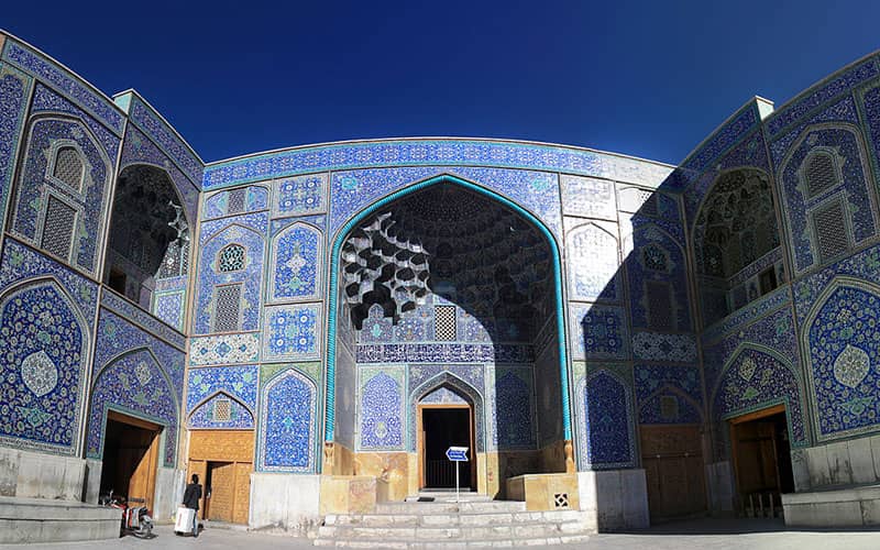 ورودی یک مسجد با تزیینات کاشیکاری
