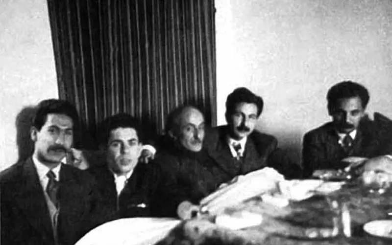 احمد شاملو در کنار نیما یوشیج