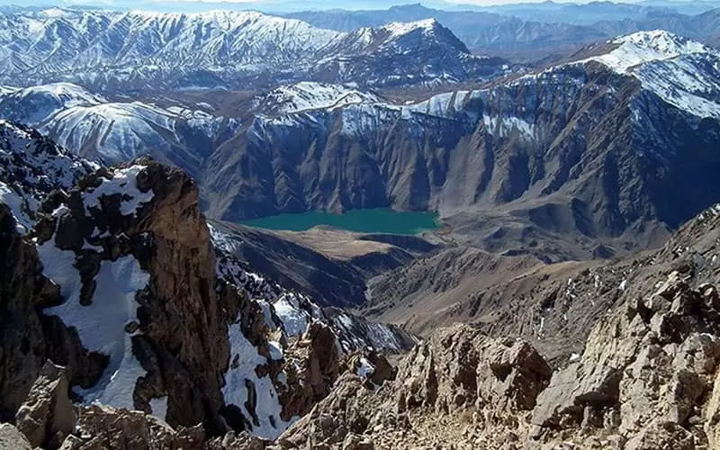 دریاچه ای فیروزه ای در وسط کوه ها