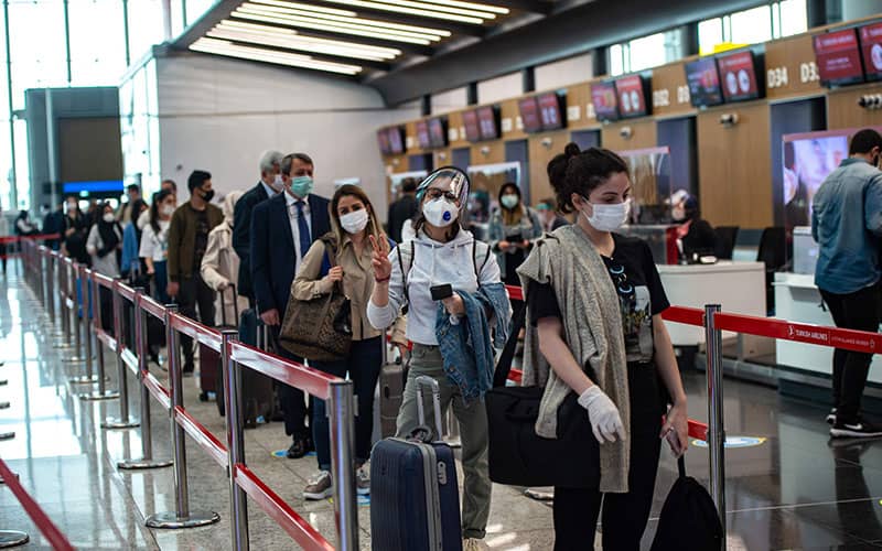 صف مسافران در فرودگاه در دوران کرونا