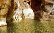جریان آب چشمه مرتضی علی در میان صخره ها