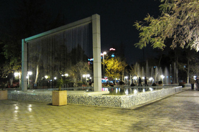 پارک دانشجو در شب