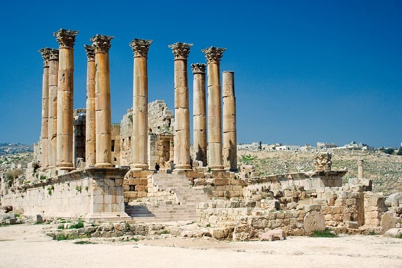 ستون ها و سرستون های باقی انده از معبد آرتمیس