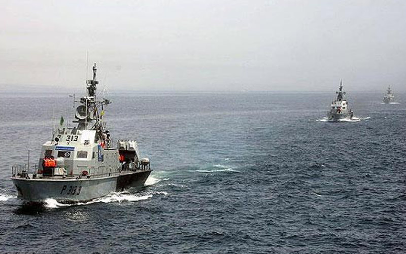 کشتی نظامی ایرانی در مانور تنگه هرمز
