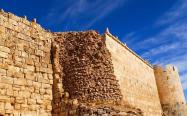 دیوار و باروی یک سازه تاریخی