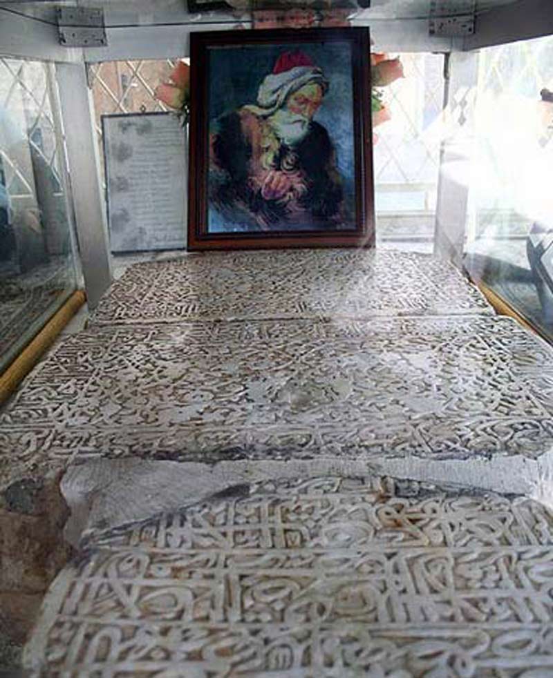 تصویر نقاشی شده از بایزید بسطامی بالای آرامگاه او پیش از مرمت مقبره اش