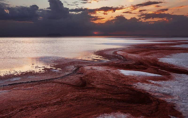 دریاچه ارومیه با ساحلی قرمز رنگ