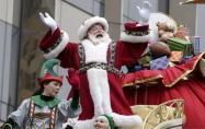 کارناوال شادی با بابانوئل و مردم در جشن کریسمس