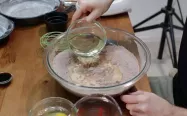 اضافه کردن روغن مایع به مواد خشک کیک شکلاتی