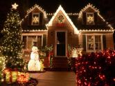 خانه های تزئین و چراغانی شده با درخت کریسمس و آدم برفی