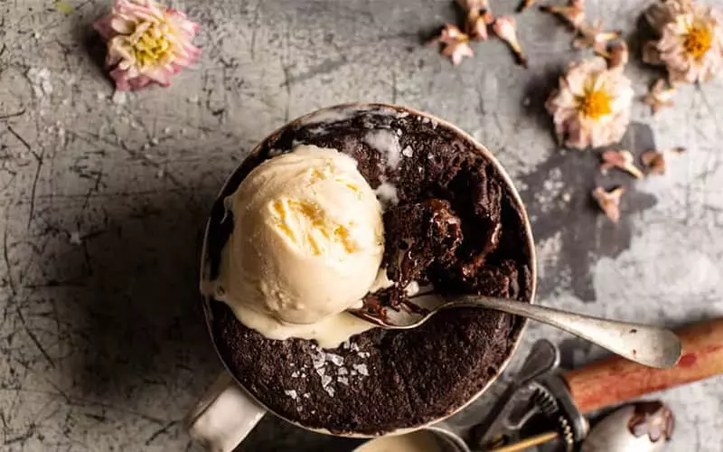 کیک شکلاتی فنجانی با یک اسکوپ بستنی