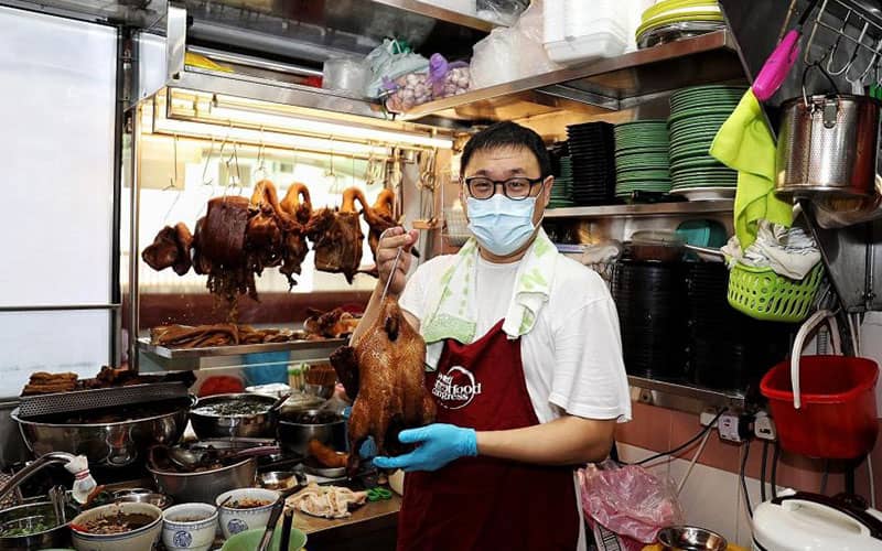 آشپز سنگاپوری در حال درست کردن مرغ