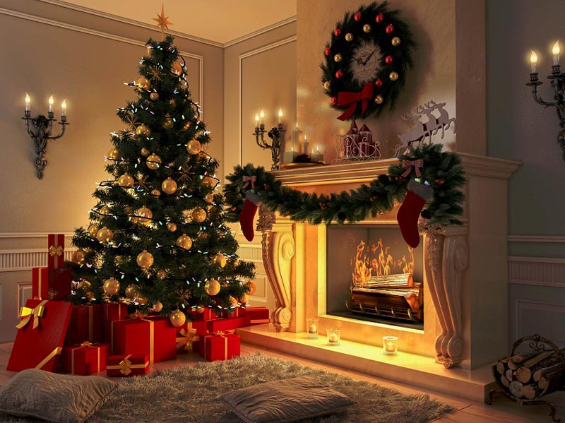 درخت کریسمس تزئین شده کنار شومینه با کادوهای کریسمس