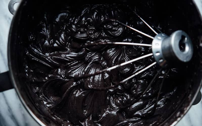 مخلوط کردن مواد اولیه کیک شکلاتی سیاه