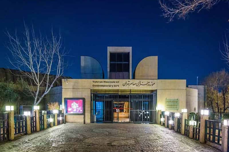 ورودی موزه هنرهای معاصر در شب