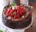 کیک شکلاتی با روکش خامه شکلاتی و توت فرنگی 