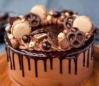 کیک شکلاتی با تزیین انواع شکلات و بیسکویت