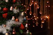 تزئین زیبای درخت کریسمس با مجسمه ها و گوی های رنگی