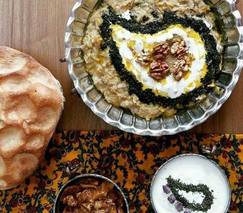 بزقرمه کرمانی با تزیین نعناداغ و کشک و نان محلی