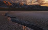جوی آبی در وسط نمکزارهای دریاچه ارومیه